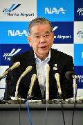 社長として最後の定例会見に臨む成田国際空港会社の夏目誠氏＝３０日、成田空港（城之内和義撮影）