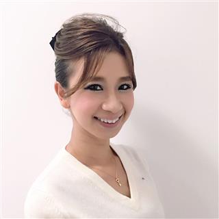 すっぴんの受付嬢はあり？なし？　女性はなぜ職場にメイクをしていくのか