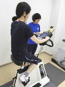 痩せた女性の糖の代謝を研究するための体力測定　（順天堂大スポートロジーセンター提供）