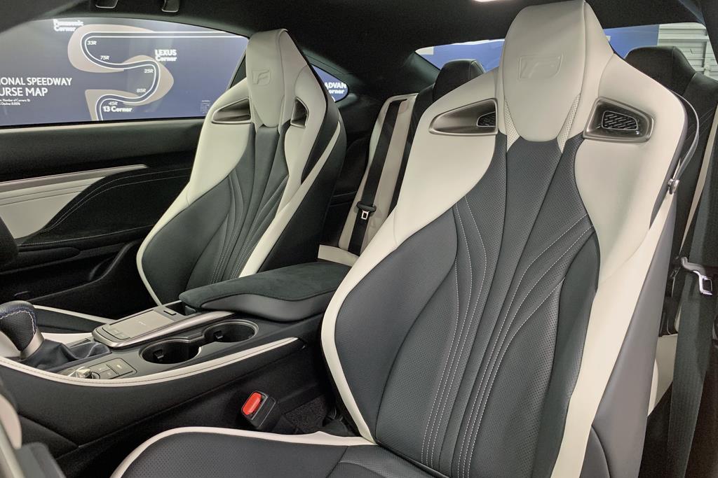 レクサスＲＣＦのインテリア（筆者撮影）