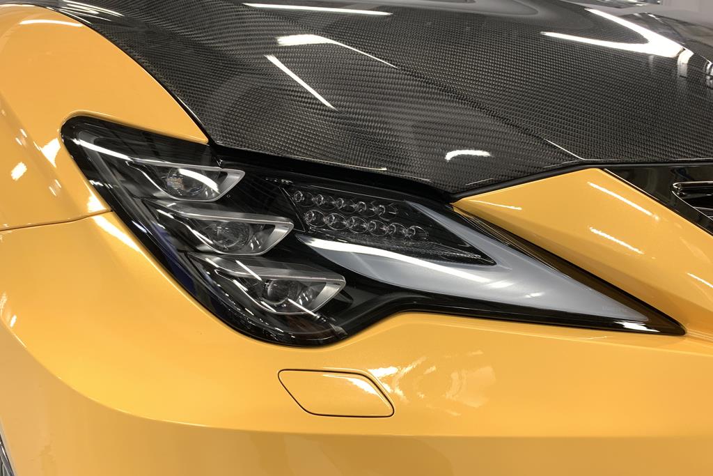 小改良を施したレクサスＲＣＦのヘッドランプ（筆者撮影）