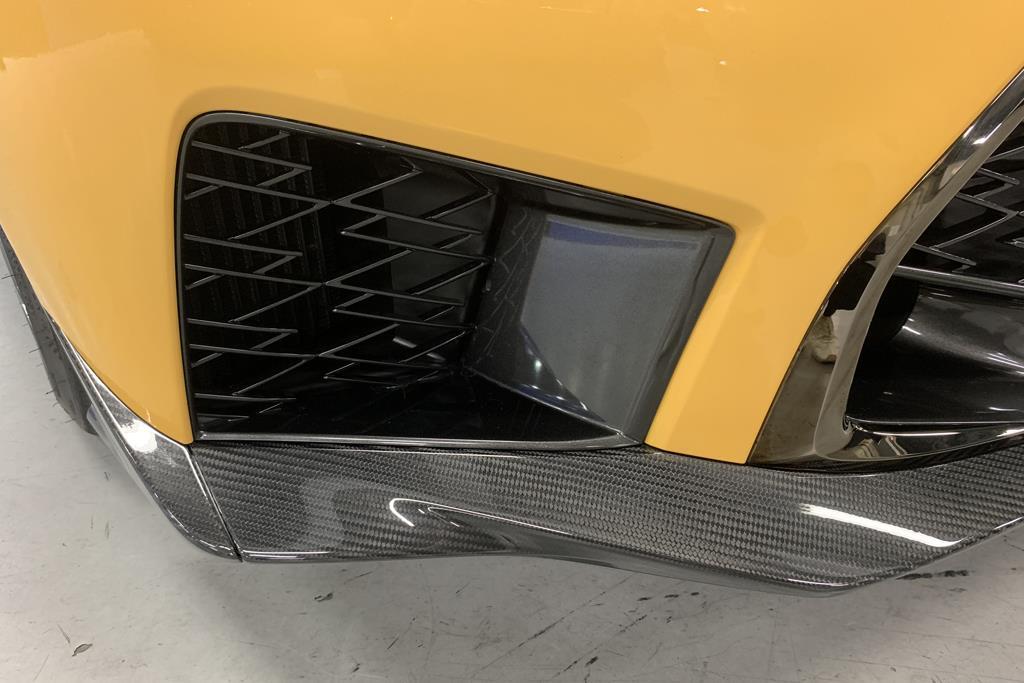 フロントスポイラーと空気を取り込む大きな開口部（筆者撮影）