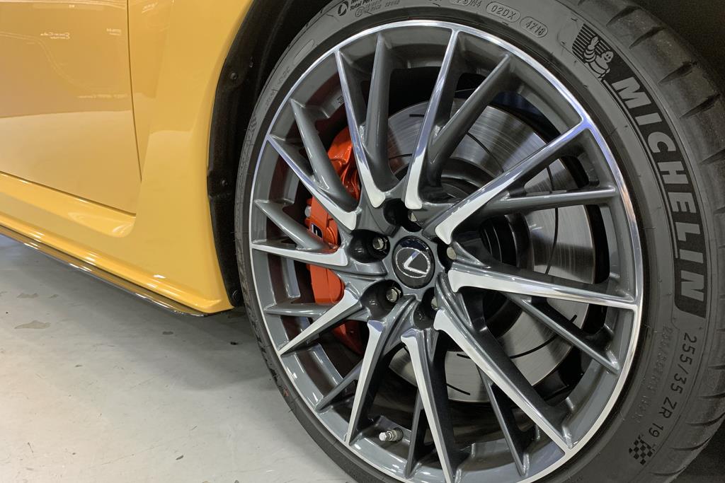 レクサスＲＣＦのハイグリップタイヤとアルミホイール（筆者撮影）