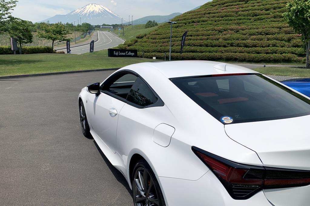 富士スピードウェイのレクサスカレッジとレクサスＲＣ（筆者撮影）