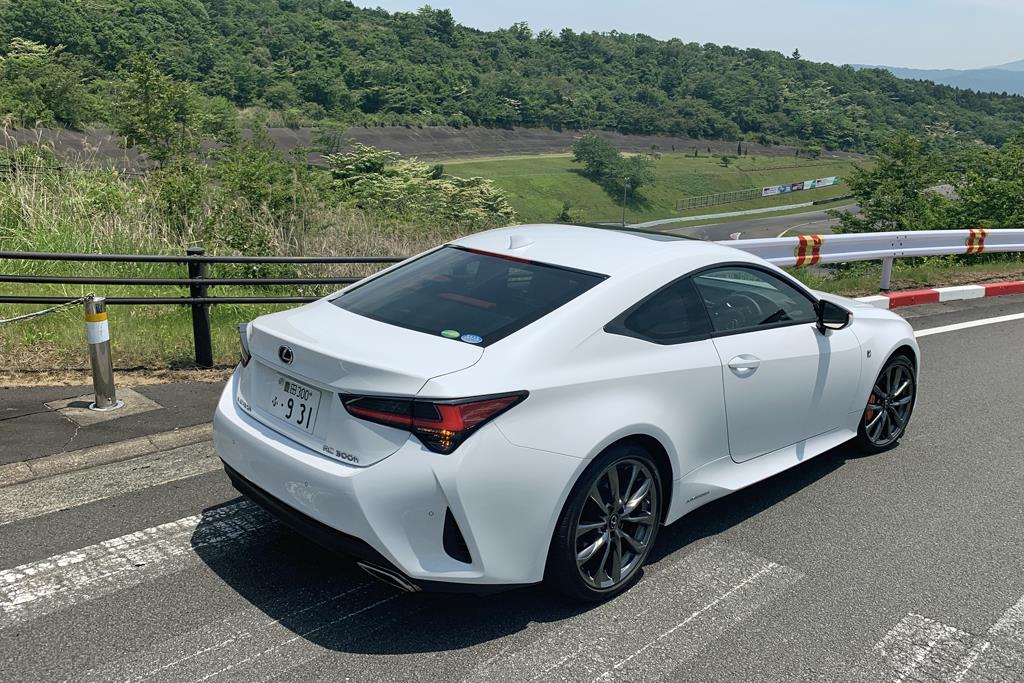 レクサスＲＣ。奥にかつて富士スピードウェイで使用されていた３０度バンクが見える。危険すぎて１９７４年に閉鎖された（筆者撮影）