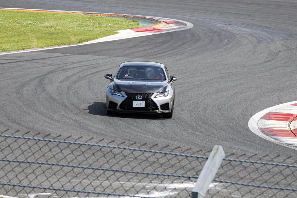 “手抜き走行”を始めた筆者。ライン取りが明らかにゆるい（オフィシャル写真）