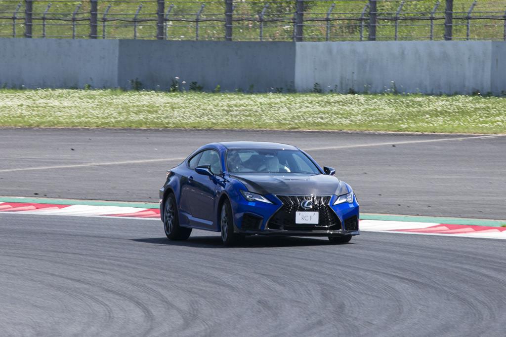 富士スピードウェイを走るレクサス・ＲＣＦ（オフィシャル写真）