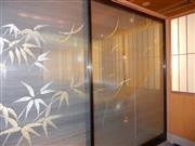伊と幸のシルクガラスは高級ホテルのレストラン内のパーテーションとしても使用されている＝東京都新宿区（伊と幸提供）