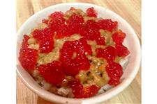 筋子納豆ご飯。筋子と納豆を混ぜてしまうなんて奇想天外な発想かもしれないがこれが美味いのだ