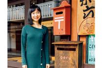aeru gojoの前で。明治4年創業の糸屋さんに“同居”