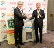 「一（はじめ）緑茶　一日一本」を手に記念撮影に応じるセブン＆アイ・ホールディングスの井阪社長（右）と日本コカ・コーラのホルヘ・ガルドゥニョ社長＝５日、東京都千代田区