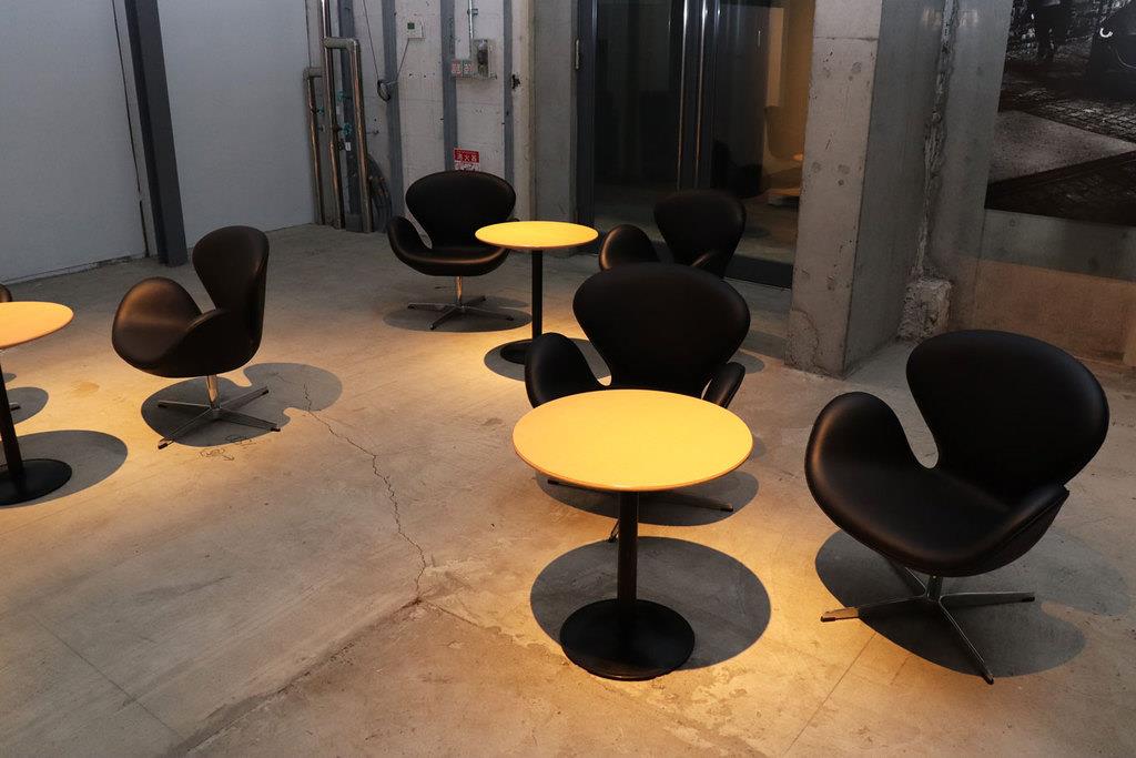 デンマークのアルネ・ヤコブセンが手がけた有名な「スワンチェア」