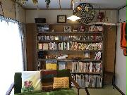 山田聡子さんの自宅。和室の壁面に蔵書に合わせた本棚を作った（山田さん提供）