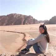 中東系航空会社に勤務する山本愛さん。ヨルダンでは映画「インディー・ジョーンズ」で有名なペトラ遺跡を訪れた後、ワディラムで壮大な砂漠を身をもって楽しみました（本人提供）