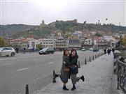 ジョージアの首都トビリシへ同期とプチ旅行。ジョージアはご飯もワインもとっても美味しいです。街は、ヨーロッパと中東の文化が混ざったユニークさを持ち合わせています（本人提供）