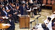 参院決算委員会で立憲民主党・蓮舫副代表兼参院幹事長（右）の質問に答弁を行う安倍晋三首相（中央）＝１０日午後、国会・参院第１委員会室（春名中撮影）
