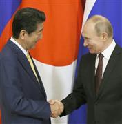 共同記者発表後、ロシアのプーチン大統領（右）と握手する安倍首相＝１月、モスクワのクレムリン（共同）