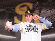 ソフトバンク入団会見を終えてポーズを取るカーター・スチュワート投手＝３日、福岡市中央区のヒルトン福岡シーホーク