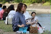 河川敷で水彩画を描いていたジャニス・ロウさん