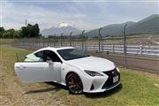 ＲＣ３００ｈ「Ｆスポーツ」。富士スピードウェイと富士山を望む