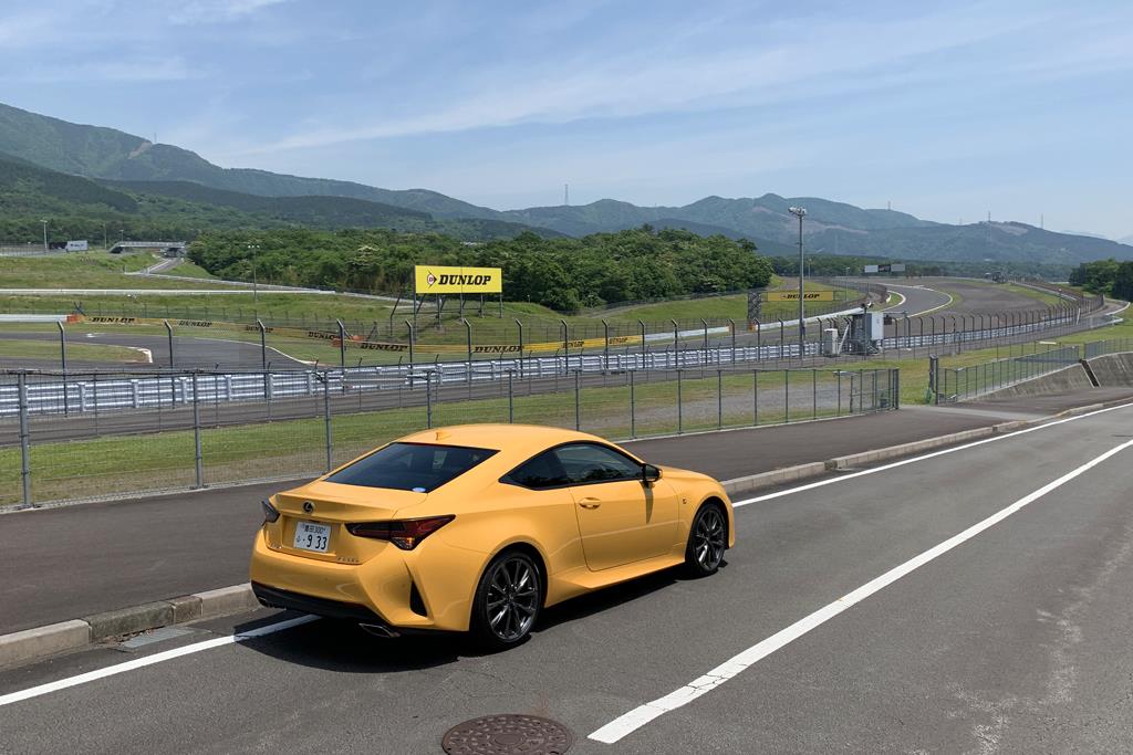 ＲＣ３５０「Ｆスポーツ」でサーキット敷地内の道路を走行