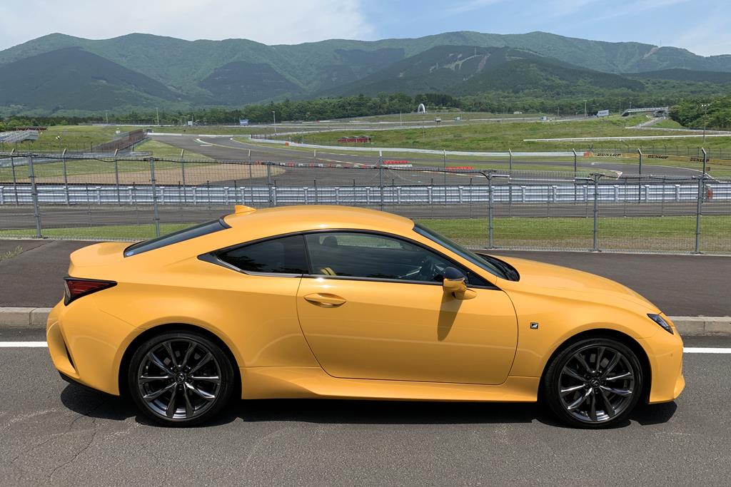 ＲＣ３５０「Ｆスポーツ」でサーキット敷地内の道路を走行