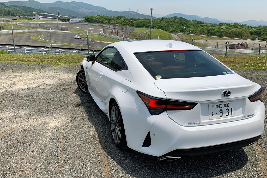 ＲＣ３００ｈ「Ｆスポーツ」。視線の先にはサーキット走行するＲＣＦの姿が見える