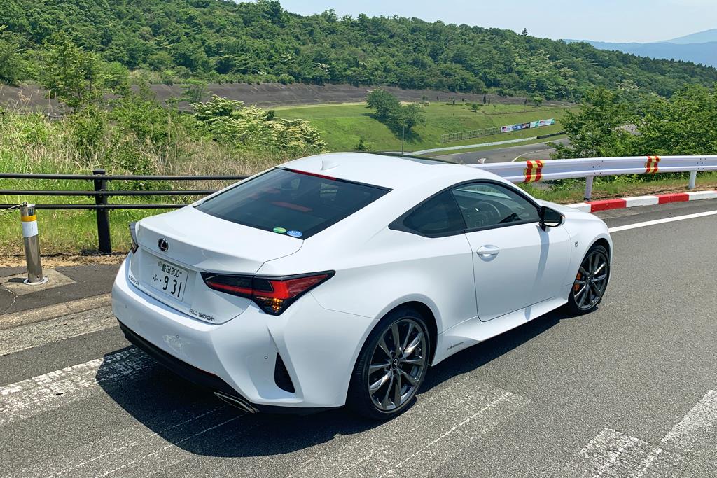 ＲＣ３００ｈで富士スピードウェイの敷地内を走行。奥にかつて使用されていた３０度バンクが見える