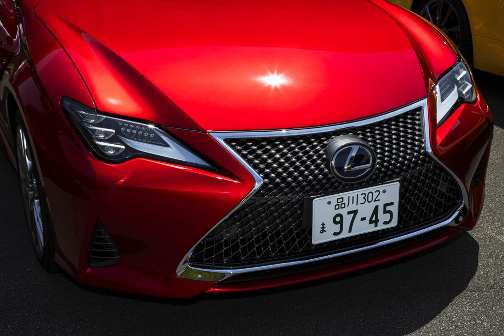 ラディアントレッド・コントラストレイヤリング（オフィシャル写真）