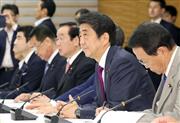 月例経済報告等に関する関係閣僚会議に臨む安倍晋三首相（手前から２人目）＝５月２４日午後、首相官邸（春名中撮影）