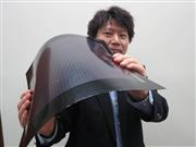 東芝が大面積化を実現したしなやかさと軽量性を併せ持つフィルム型ペロブスカイト太陽電池