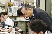 記者会見の冒頭で謝罪する西武信用金庫の高橋一朗新理事長（手前）＝５月２４日午後、日銀本店