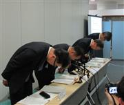 建築基準に不適合な物件があったことなどを謝罪する大和ハウス工業の芳井敬一社長（左から２人目）ら　＝１８日午後、大阪市中央区