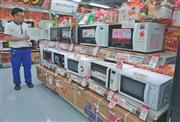 ヨドバシカメラマルチメディア梅田店の電子レンジ売り場。単機能レンジは売り上げの４割を占める＝大阪市北区