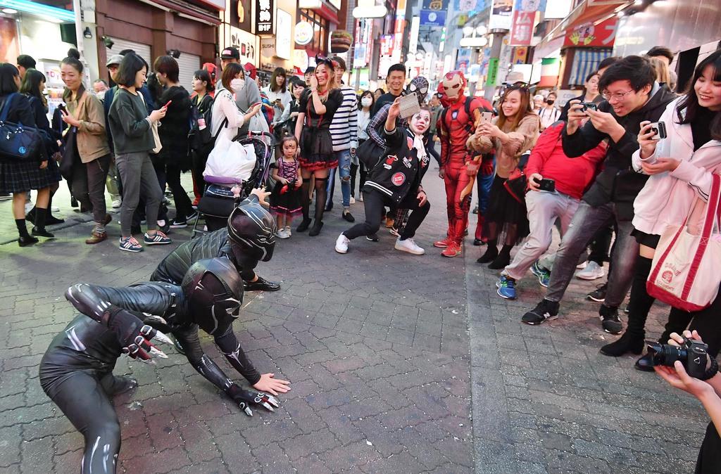 ハロウィーンで渋谷に集まった仮装した人々＝３１日午後、東京都渋谷区（納冨康撮影）