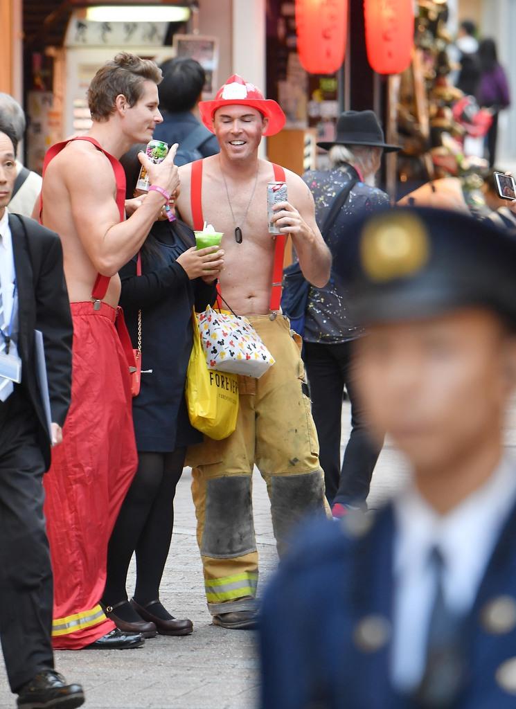 警察関係者が見回る中、仮装する人たち＝３１日午後、東京都渋谷区（納冨康撮影）