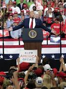 １８日、米フロリダ州オーランドの支持者集会で演説するトランプ氏（ＡＰ）