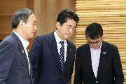 　閣議に臨む安倍首相（中央）＝２１日午前、首相官邸