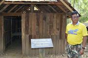 ピサヌロークの国立公園で、かつて共産主義勢力が使った小屋の前に立つマナットさん　（共同）