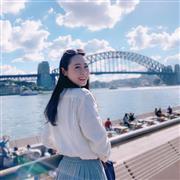 アジア系航空会社でCAとして働く渡邉真由子さん。オーストラリア・シドニーで、親切な外国人の方が素敵な海を背景に撮ってくれました（本人提供）