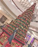 メルボルンで真夏のクリスマス。冷房の効いたショッピングモールの中に大きなクリスマスツリーが飾られていました（本人提供）