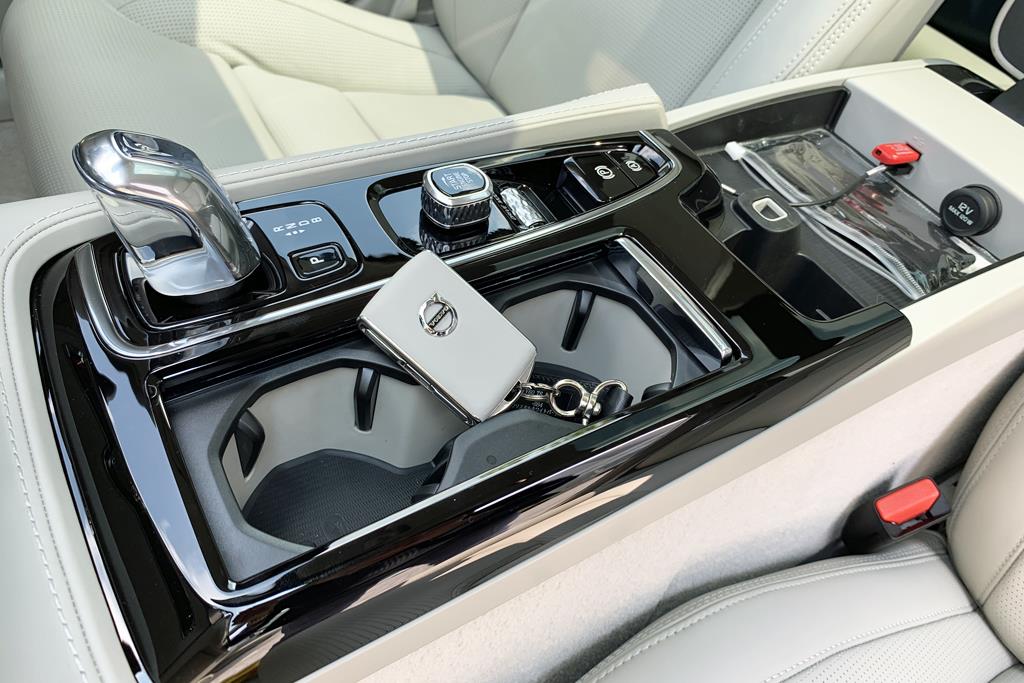 V60のセンターコンソール。一つひとつのスイッチが宝石のように輝きを放つ