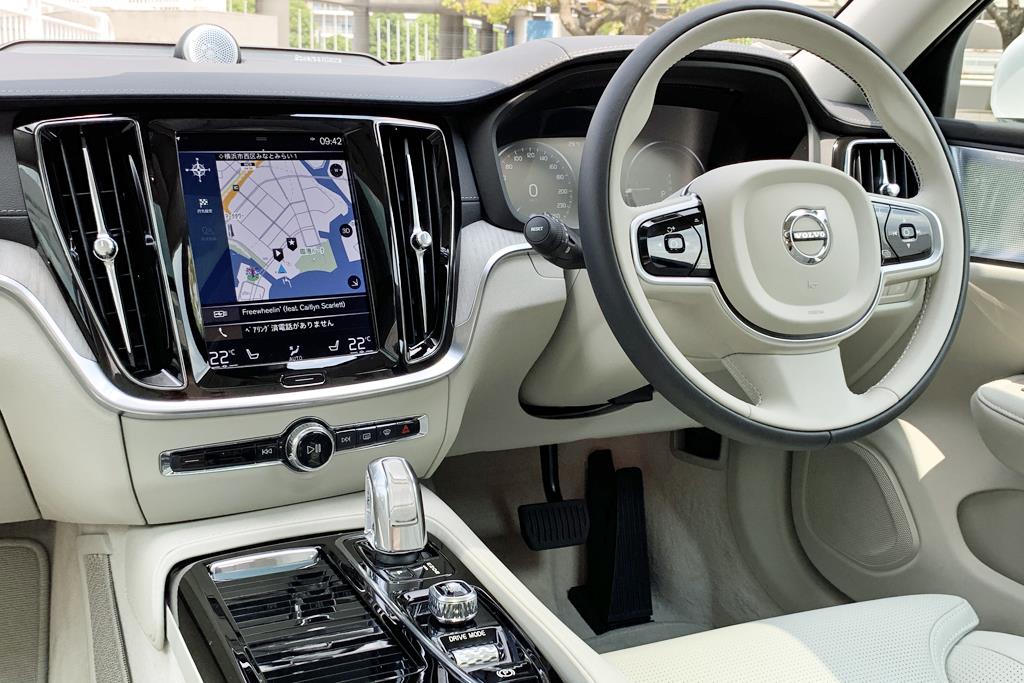 大型モニターを配置した運転席周り