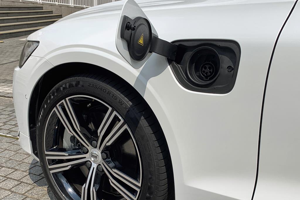 PHEVなら差込プラグを介した充電が可能