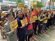 ５月１日、釜山の日本総領事館前で日本に謝罪を求める市民団体＝名村隆寛撮影