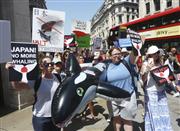 ２９日、英ロンドンで、日本の商業捕鯨再開に抗議して繁華街をデモ行進する人々（共同）