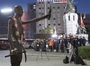 徴用工像（左手前、共同）