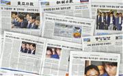　日本政府の韓国向け輸出規制強化を１面トップなどで伝える韓国紙＝２日、ソウル（共同）