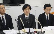 記者会見するセブン・ペイの小林強社長（中央）ら＝４日、東京都千代田区