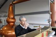 『株式会社金龍』の社長・佐々木雅晴氏。自ら蒸溜所の設備のチェックやテイスティングも行う